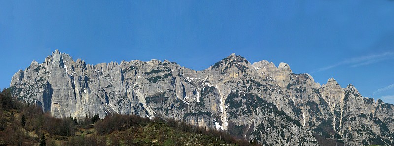 IMG_9988 Panorama.jpg - Lo splendido panorama dal rifugio Campogrosso, ben visibile la nostra meta sulla sinistra.